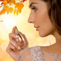 Combina limpieza y elegancia con este perfume otoñal