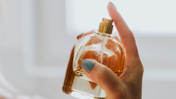 3 perfumes turcos que huelen rico, dejan una estela de elegancia y frescura en mujeres +40