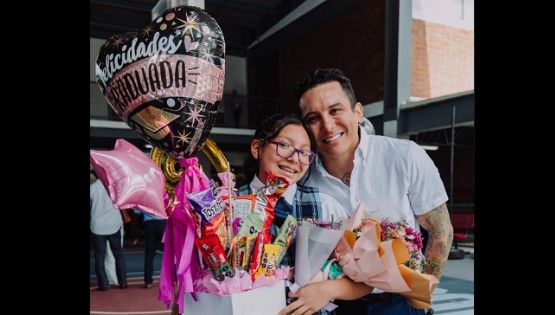 Edwin Luna asiste a graduación de su hija Dasha