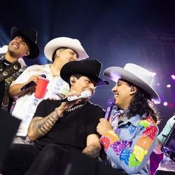 Grupo Firme impresiona al interpretar sus temas con orquesta
