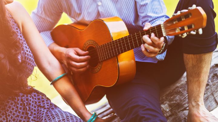 Christian Nodal dedica serenata a Ángela Aguilar, ¿qué dice la canción 'Disculpe Usted'? (VIDEO)