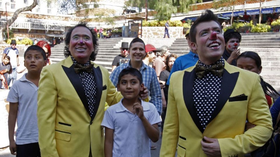 El Payaso Costel (der.) se mostró sin maquillaje y causó la sorpresa de todos sus seguidores.