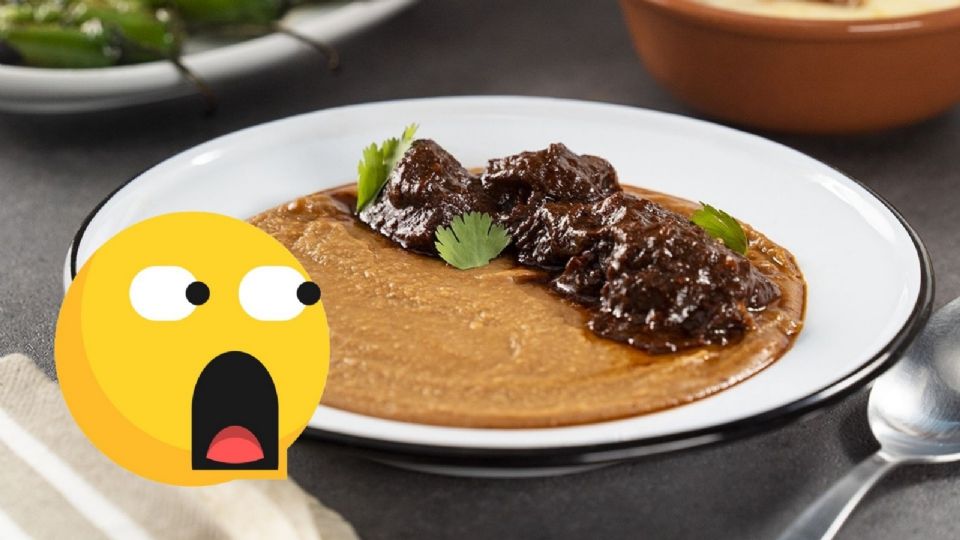 La principal característica de los frijoles con veneno es que se preparan con la grasa que suelta la carne de cerdo y el jugo que se obtiene al prepararlo asado.