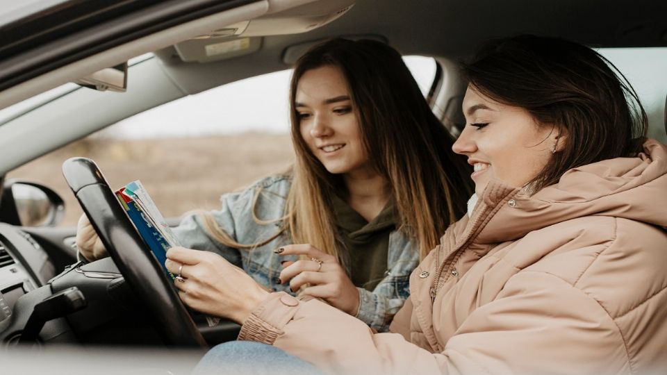 Documentos del vehículo en regla son esenciales para el cruce fronterizo.