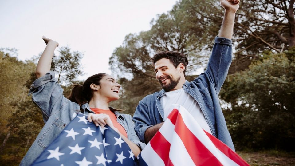 Celebrando con la Green Card su nueva oportunidad.