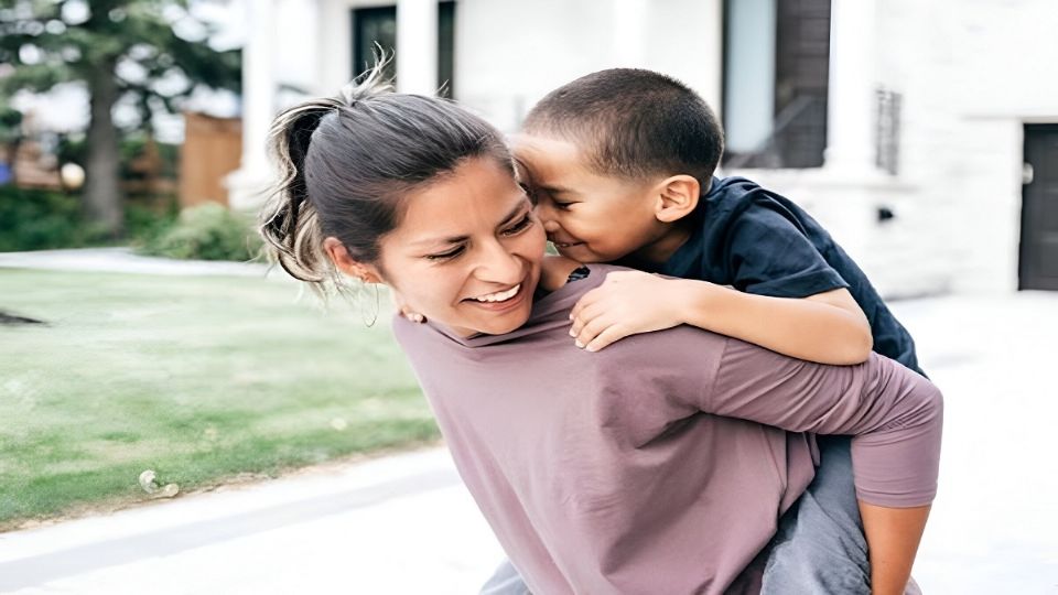 Las beneficiarias de las becas Conahcyt reciben no solo apoyo económico sino también acceso a servicios médicos del ISSSTE para ellas y sus hijos, fortaleciendo la red de seguridad para madres que estudian.