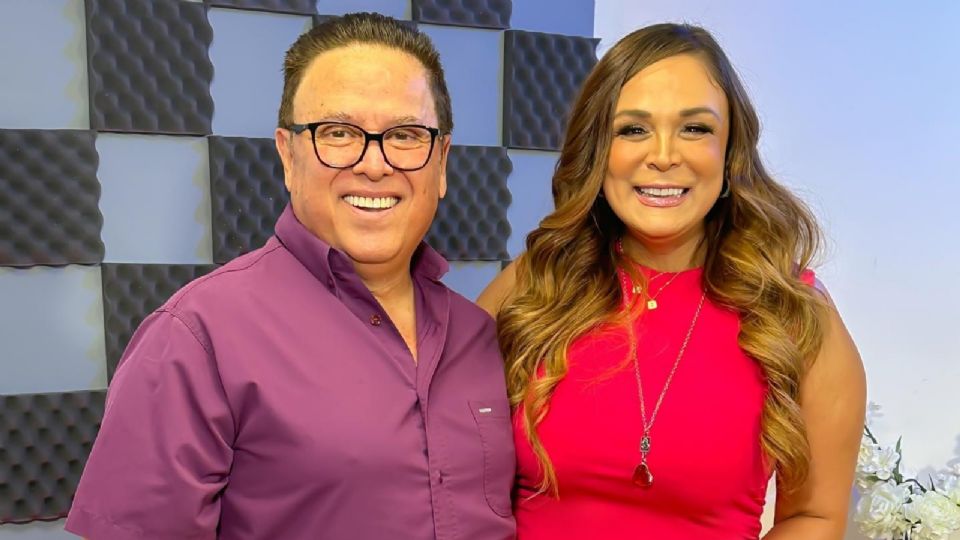 Mario Bezares junto a su esposa. 
