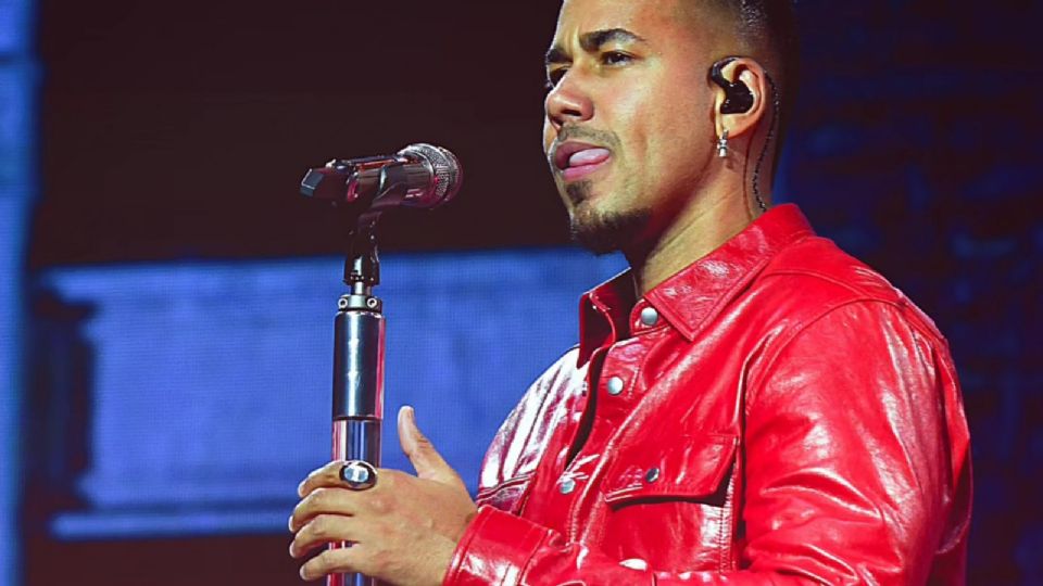 Romeo Santos regresa como voz principal. 
