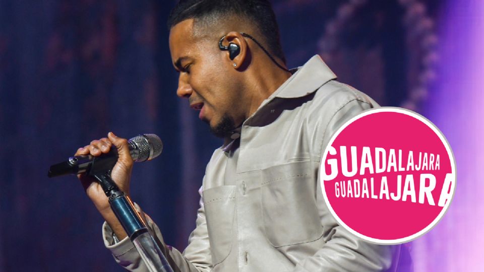 Romeo Santos se presenta con el grupo.