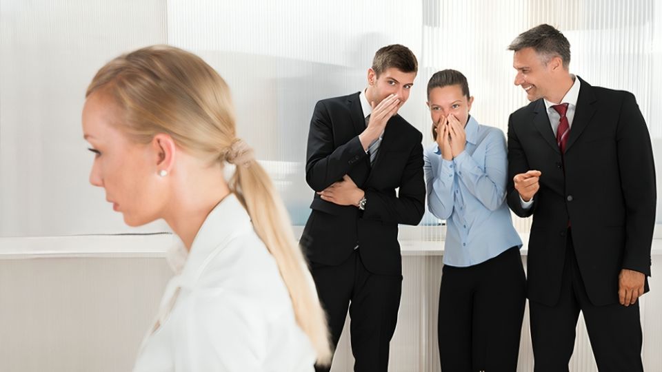 El bullying laboral se refiere a un patrón de comportamiento hostil y abusivo en el lugar de trabajo que puede afectar negativamente la salud y el bienestar de los empleados.