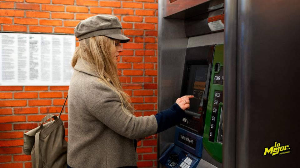 Consulta los bancos adheridos a la red de cajeros Multired para saber cuáles permiten retirar dinero sin comisión.