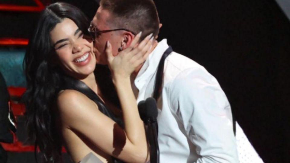 Kenia Os entrega Premio Vanguardia a Peso Pluma