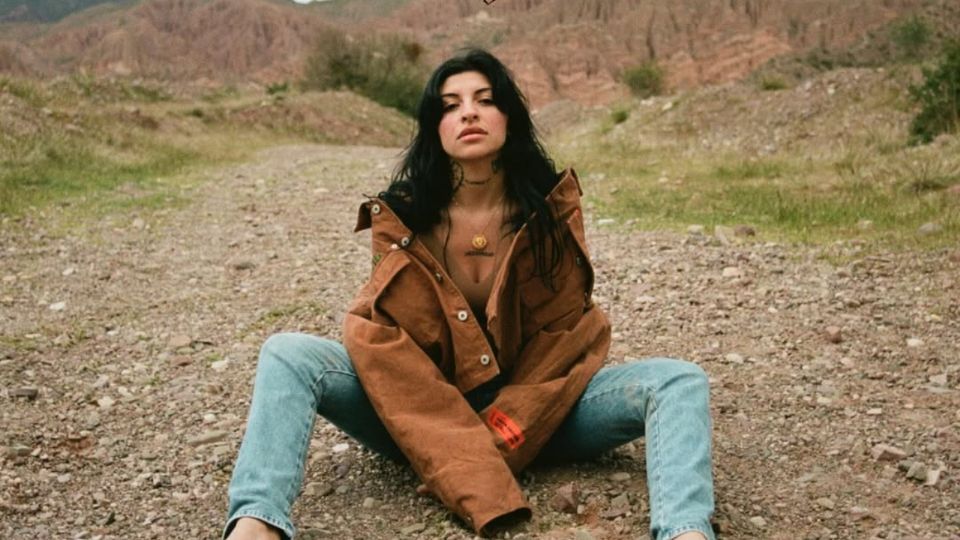 Cazzu debuta como actriz en la película argentina “Risas y la Cabina del Viento”, dirigida por Nicanor Loreti.