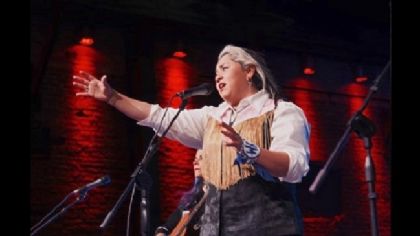 Vivir Quintana emocionó al público chileno en un concierto íntimo