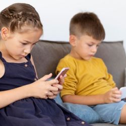 Profeco confirma el riesgo del uso desmedido del celular en los niños