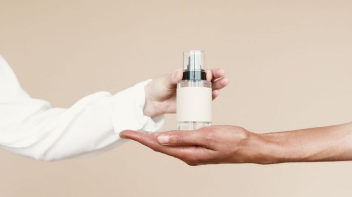 El perfume unisex que huele a rosas y cuesta muy poco dinero