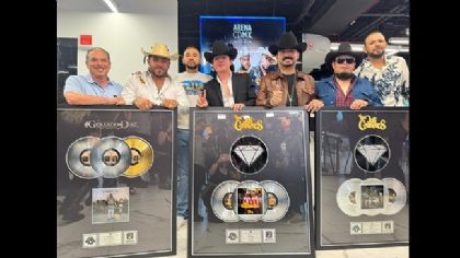 Los Dos Carnales y Gerardo Díaz reciben Discos de Oro, Platino y Diamante