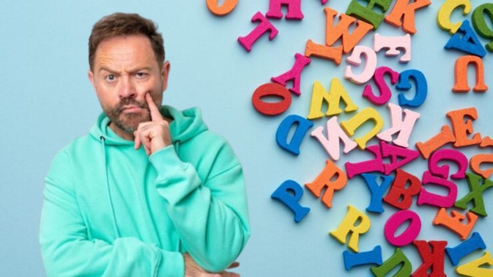 La RAE establece reglas como la eliminación de la tilde en palabras como “fue”.