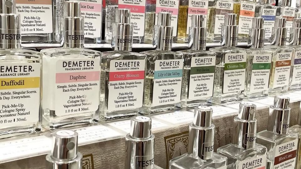 Demeter Bonfire, la fragancia que evoca hojas secas y hogueras, se consolida como el perfume estrella del otoño.