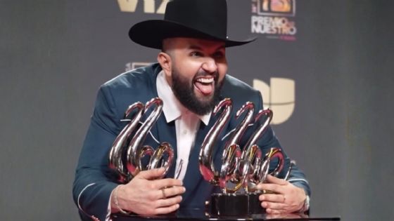 Carin León triunfa en Premios Lo Nuestro 2026 llevándose cinco galardones a casa