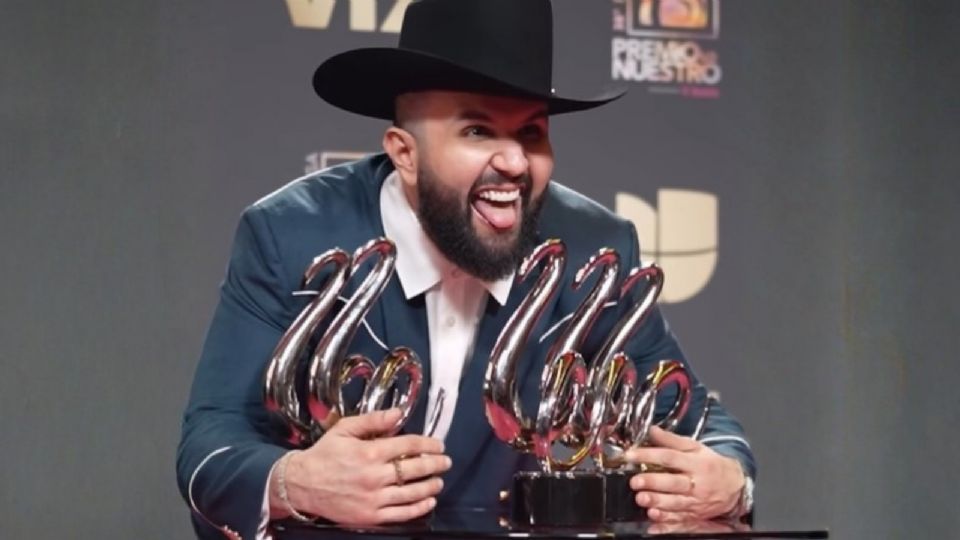 Carin León triunfa en Premios Lo Nuestro 2026 llevándose cinco galardones a casa