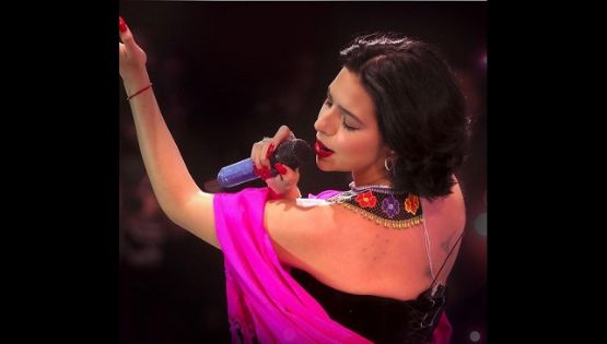 Ángela Aguilar se lava las manos