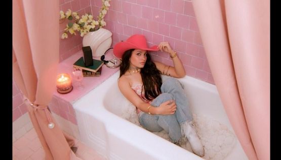 Mañana Fer Villarreal estrena tema