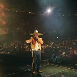 Noche explosiva en Bogotá con Julión Álvarez