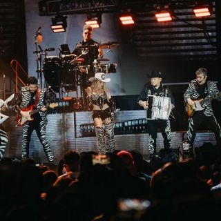 Ritmo, nostalgia y lleno total: La Casetera firma una noche histórica