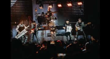 Ritmo, nostalgia y lleno total: La Casetera firma una noche histórica