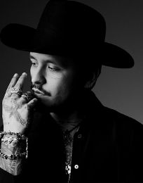 Foto descriptiva de: Christian Nodal estrena un nuevo video de su exitoso álbum “Bandera blanca”