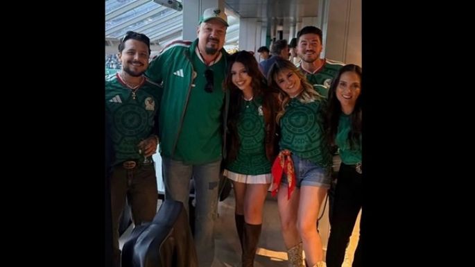 Disfrutando el partido México-Ecuador en familia