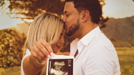 Lorenzo Méndez, ex vocalista de La Original Banda El Limón, anuncia que será papá junto a Claudia Ga
