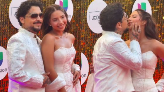 Ángela Aguilar y Christian Nodal sorprenden con ¿un look nupcial? en su llegada a los Premios Juvent